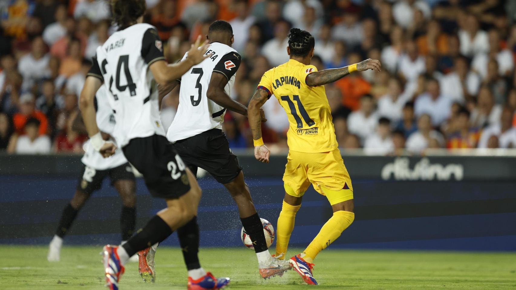 Lewandowski Salva Los Muebles A Un Bar A De Circunstancias En Mestalla