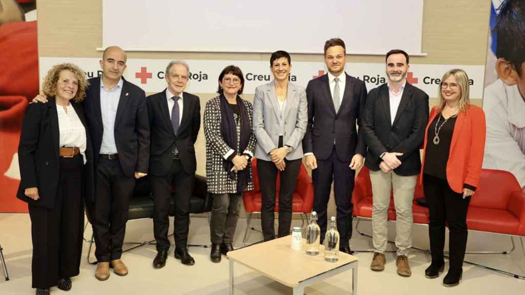 De izquierda a derecha, Lídia Lauza, presidenta provincial de Cruz Roja a Barcelona; Jesús Husillos, teniente alcalde de equidad, derechos sociales y recursos humanos de L'Hospitalet del Llobregat; Josep Quitet, presidente de Cruz Roja en Cataluña; Petra Jiménez, teniente de alcalde de participación ciudadana, cultura, solidaridad y cooperación de Santa Coloma de Gramenet; Filo Cañete, alcaldesa de Sant Adrià del Besós; Felipe Campos, consejero delegado de Aigües de Barcelona; Cristian Rastrojo, primer teniente de alcalde Sant Joan Despí, y Joana Piñero, teniente de alcalde de políticas sociales, igualdad y salud de Cornellà de Llobregat / CEDIDA