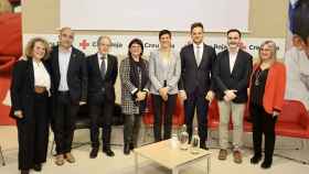 De izquierda a derecha, Lídia Lauza, presidenta provincial de Cruz Roja a Barcelona; Jesús Husillos, teniente alcalde de equidad, derechos sociales y recursos humanos de L'Hospitalet del Llobregat; Josep Quitet, presidente de Cruz Roja en Cataluña; Petra Jiménez, teniente de alcalde de participación ciudadana, cultura, solidaridad y cooperación de Santa Coloma de Gramenet; Filo Cañete, alcaldesa de Sant Adrià del Besós; Felipe Campos, consejero delegado de Aigües de Barcelona; Cristian Rastrojo, primer teniente de alcalde Sant Joan Despí, y Joana Piñero, teniente de alcalde de políticas sociales, igualdad y salud de Cornellà de Llobregat / CEDIDA