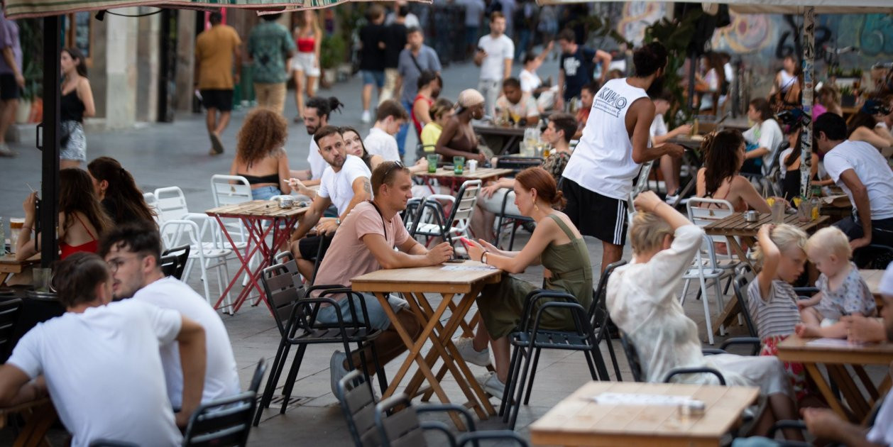 Parejas en una terraza de Barcelona / EP