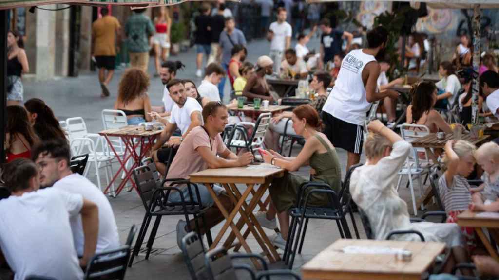 Parejas en una terraza de Barcelona / EP