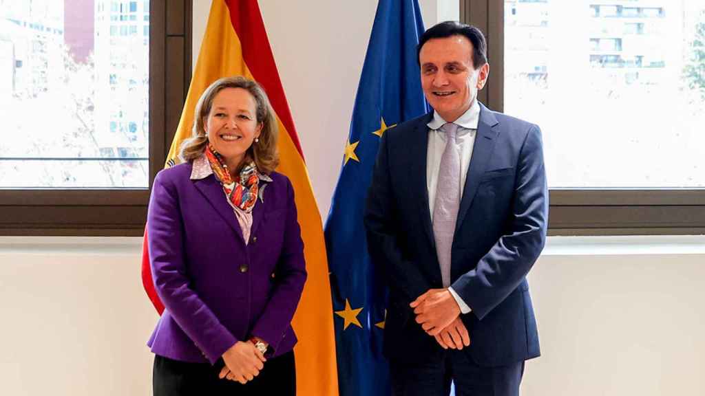 La vicepresidenta primera y ministra de Asuntos Económicos y Transformación Digital, Nadia Calviño, y el presidente de la farmacéutica AstraZeneca, Pascal Soriot / RICARDO RUBIO - EUROPA PRESS