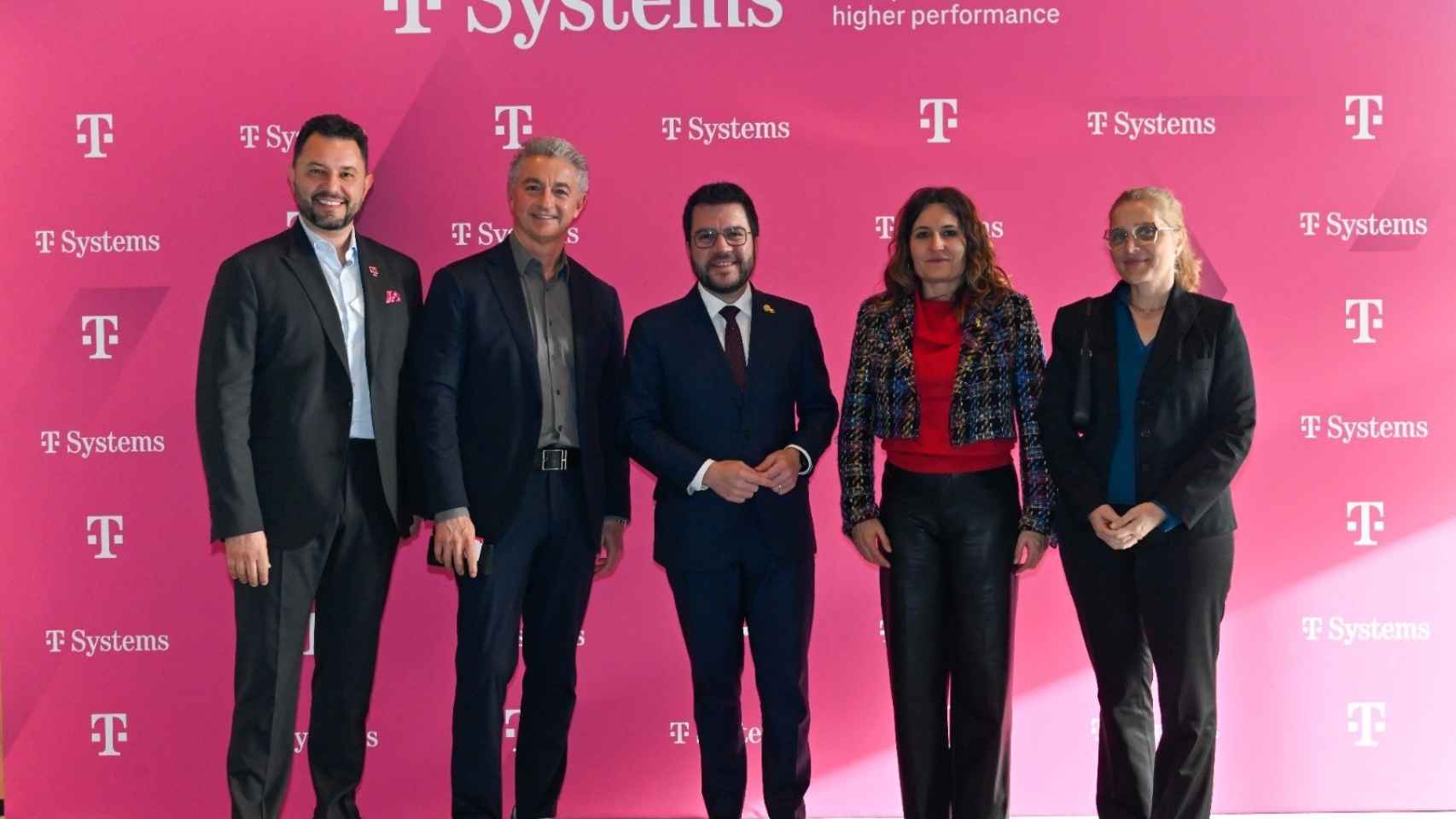 Directivos de T-Systems, junto al presidente de la Generalitat, Pere Aragonès, durante la presentación de la nueva sede en el 22@ Nord de Barcelona / EP