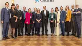 Gonzalo Gortázar, consejero delegado de CaixaBank, con el equipo de la sucursal en Milán (Italia) / CAIXABANK