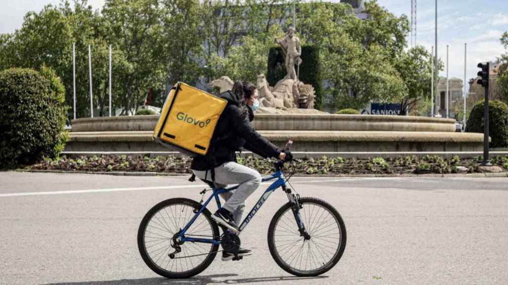 Imagen de un repartidor de Glovo con una mochila de la empresa