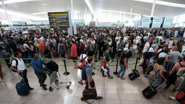 Colas de pasajeros en el aeropuerto Josep Tarradellas Barcelona-El Prat por la huelga de vigilantes de 2017 / EFE