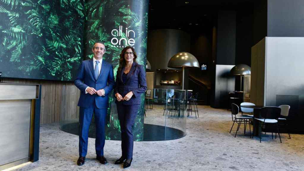 Juan Antonio Alcaraz, director general de CaixaBank, y María Alsina, directora territorial de CaixaBank en Barcelona