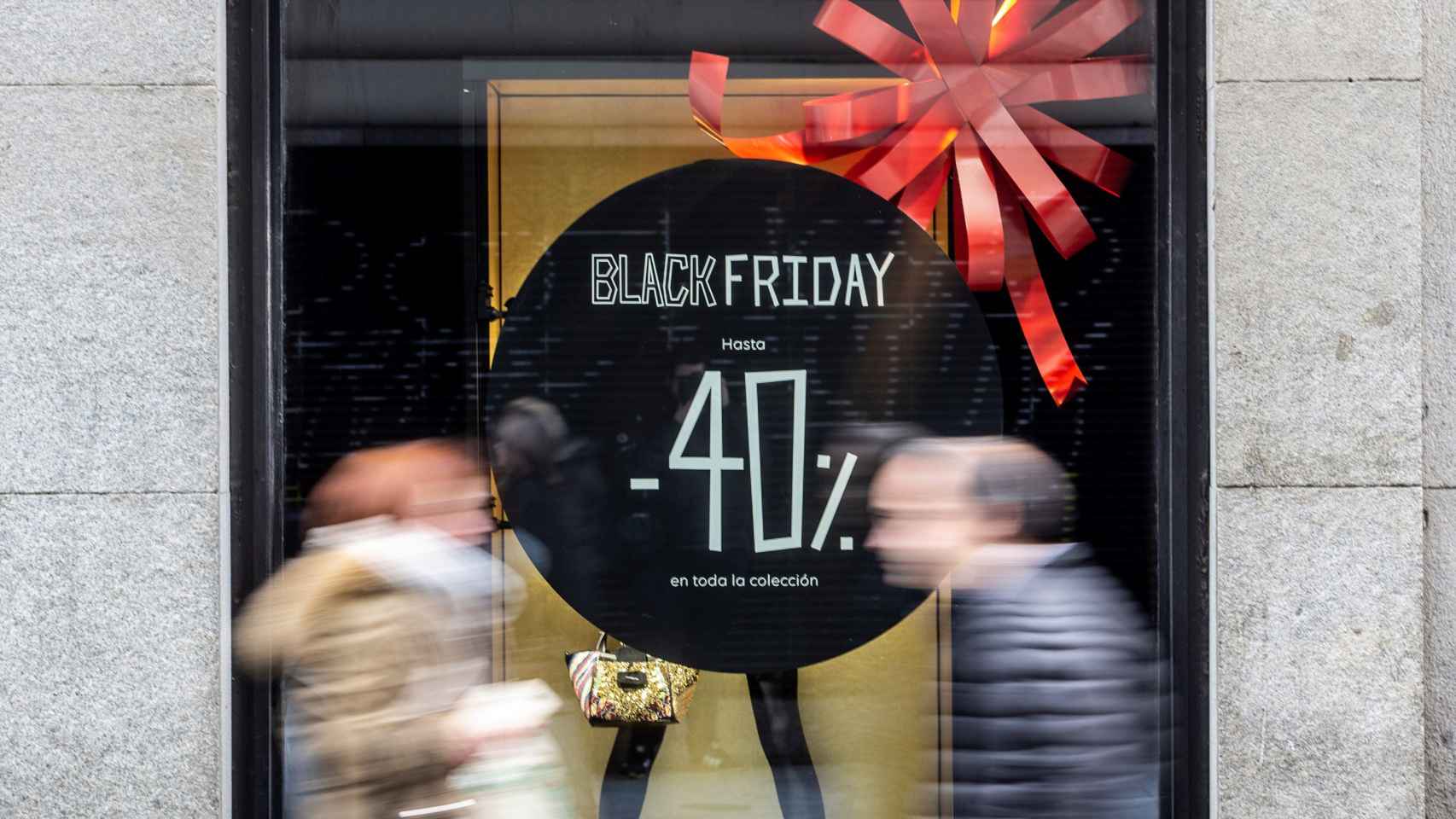 El escaparate de un comercio con rebajas por Black Friday / EFE