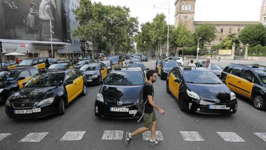 Taxis parados en la Gran via de Barcelona durante la huelga / EFE