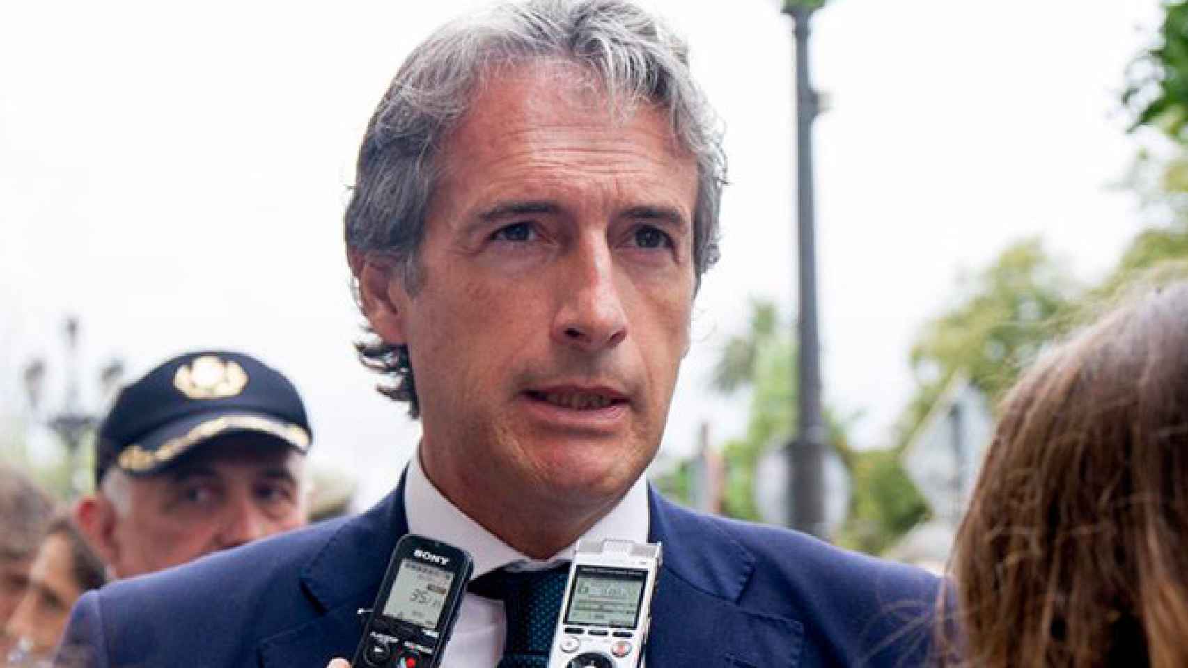 El ministro de Fomento, Íñigo de la Serna, atiende a los medios  este lunes desde la Delegación del Gobierno de Santander / EFE