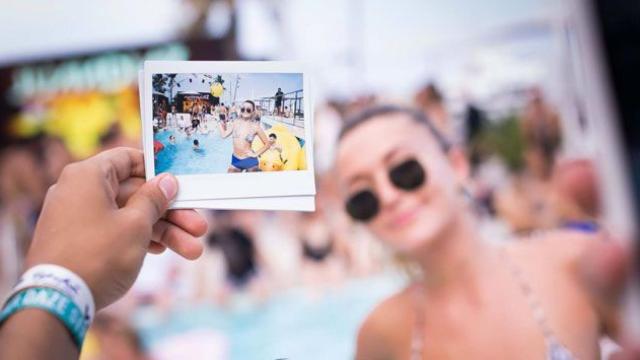 Una cliente de Cafè del Mar Club Port Fòrum de Barcelona, el mayor del mundo, que ha cerrado entre acusaciones de irregularidades / CG