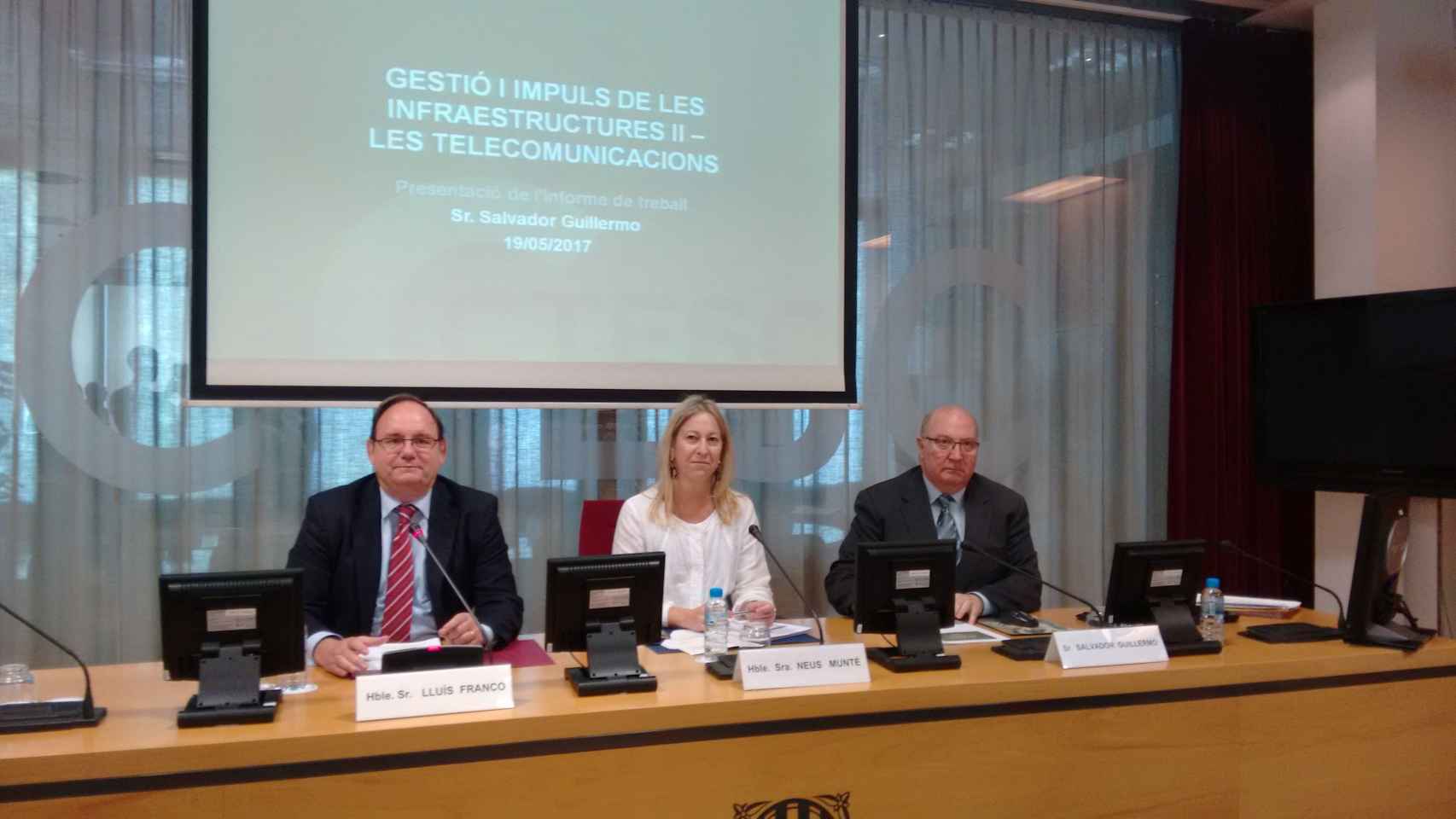 Lluís Franco, presidente del CTESC; Neus Munté, consejera de Presidencia; y Salvador Guillermo, miembro de la ponencia, en la presentación del informe sobre telecomunicaciones / CG