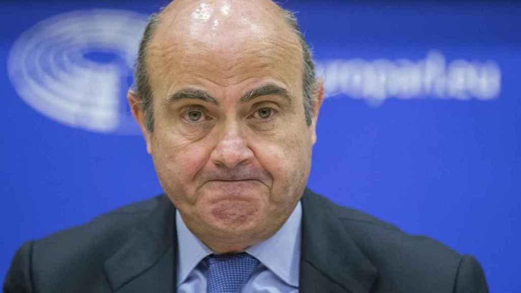 El ministro de Economía, Luis de Guindos durante su defensa en el Parlamento Europeo en Bruselas de las medidas tomadas por España para corregir el déficit / EFE