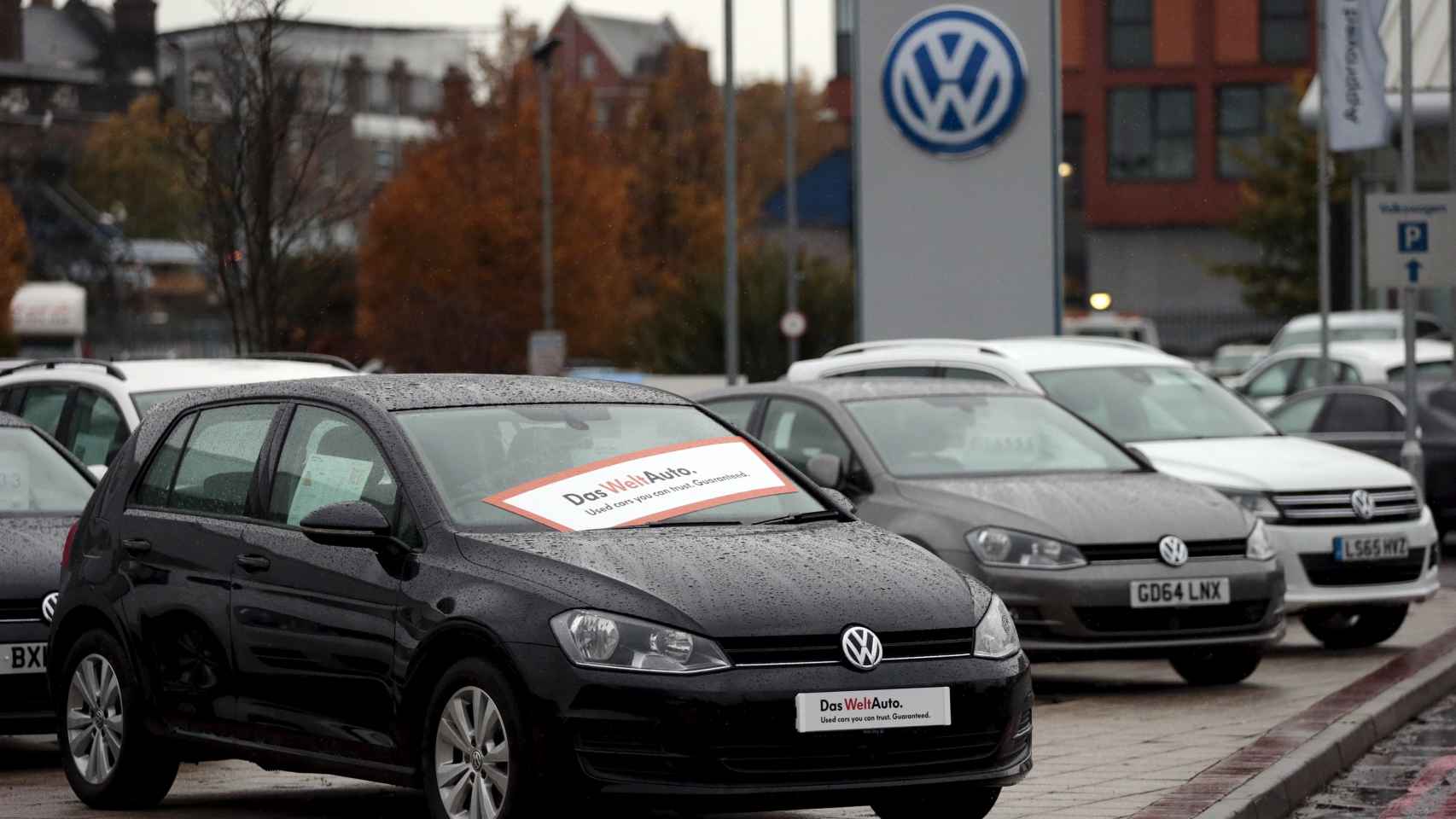 Varios coches de Volkswagen con el logo de la marca al fondo / EFE