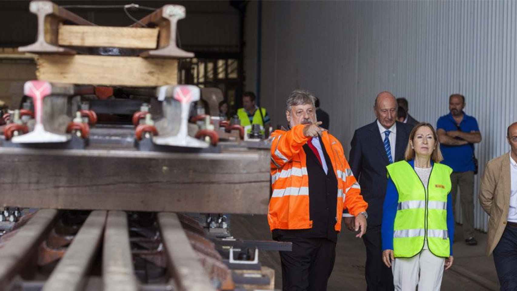 La ministra de Fomento, Ana Pastor, durante su visita a JEZ Sistemas Ferroviarios, de Llodio (Álava)