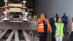 La ministra de Fomento, Ana Pastor, durante su visita a JEZ Sistemas Ferroviarios, de Llodio (Álava)