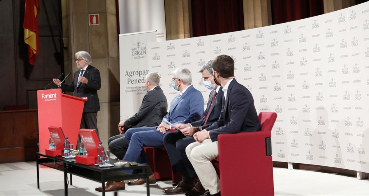 Acto de presentación del proyecto en la sede de Foment del Treball, en Barcelona. De izquierda a derecha: el presidente de Foment, Josep Sánchez Llibre; el ceo de Ametller Origen, Josep Ametller; el chief strategist officer de Agbar, Narciso Berberana; el director general de Carburos Metálicos, Miquel Lope; y el arquitecto responsable del proyecto, Joan Batlle / AMETLLER ORIGEN