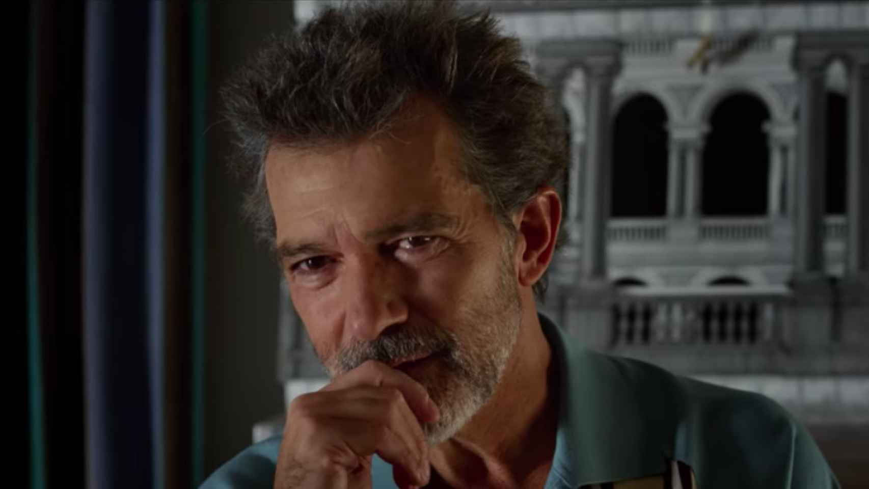 Fotograma de Antonio Banderas en película 'Dolor y Gloria', de Pedro Almodóvar. También aparece la cantante Rosalía / SONY PICTURES