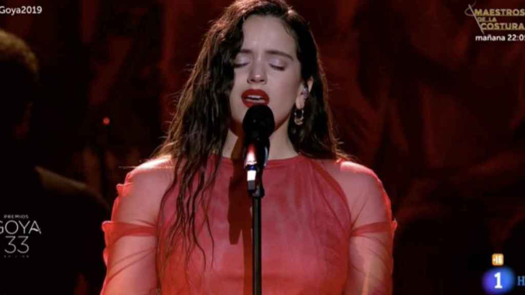 Rosaliá, durante su interpretación de 'Me quedo contigo' de Los Chnguitos en los Premios Goya 2019 / CG