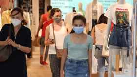 Varias mujeres saliendo de la tienda de una reconocida firma de moda / EP