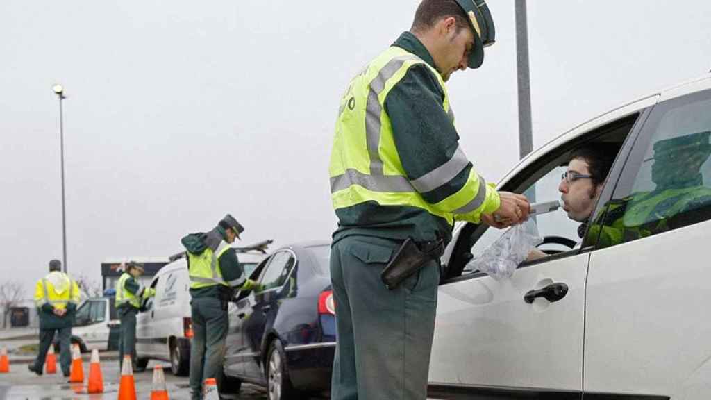 Imagen de un control de alcoholemia de la Guardia Civil de Tráfico en una operación salida de Semana Santa.