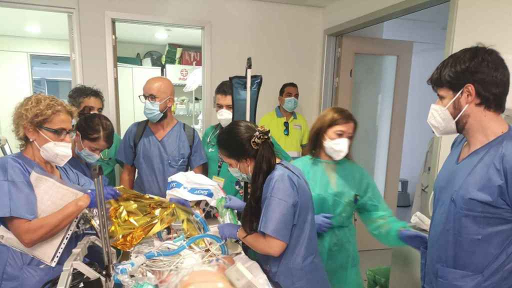 Sanitarios recorren 800 km para salvar a un niño conectado a un corazón y pulmón artificiales