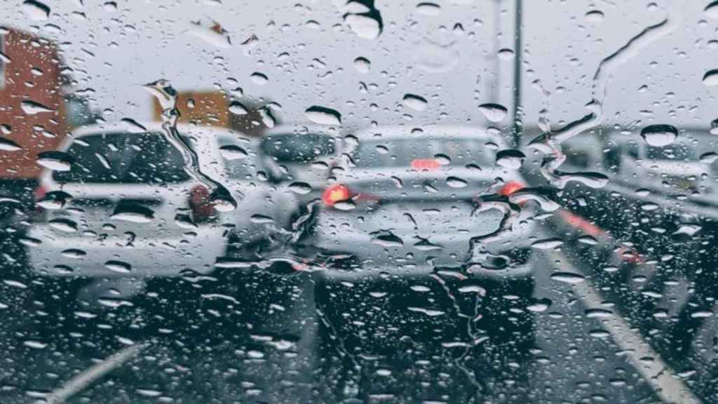 Coches en mitad de la carretera un día de lluvia /