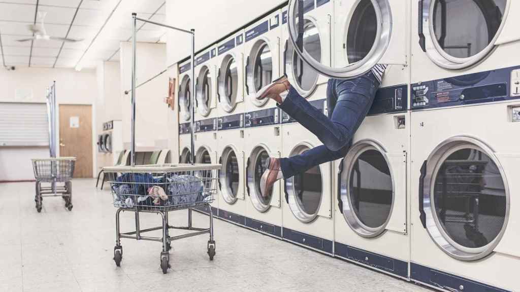 Persona haciendo la colada en una lavandería / PIXABAY