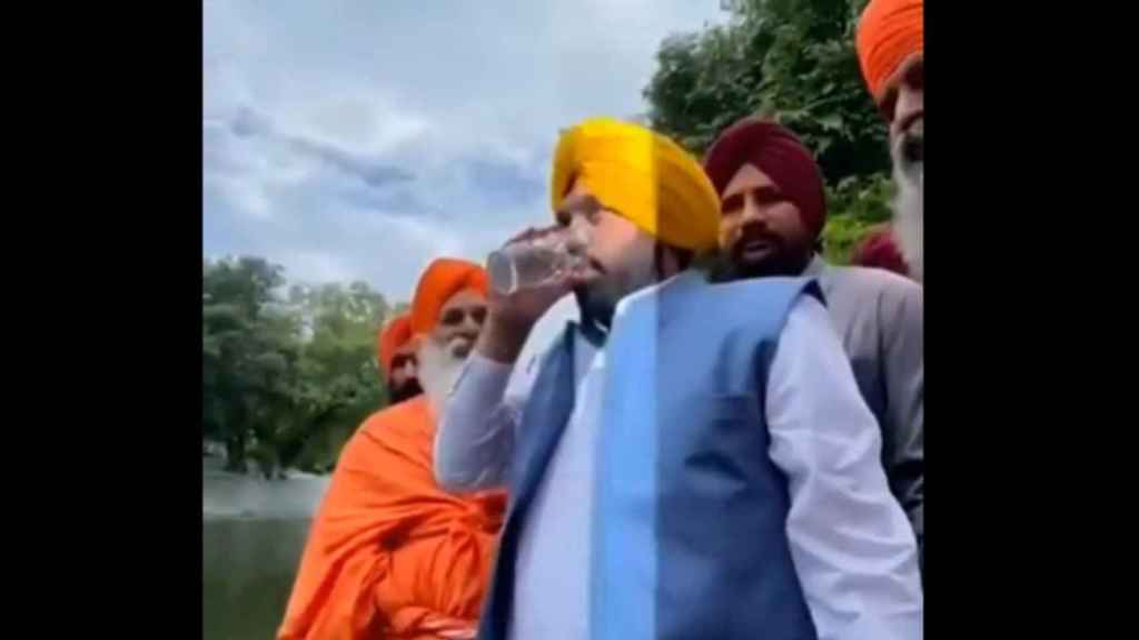 Bhagwant Mann, el primer ministro indio, bebe agua de un río contaminado / REDES