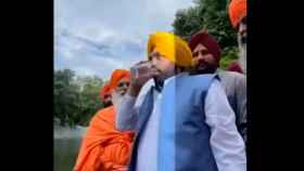 Bhagwant Mann, el primer ministro indio, bebe agua de un río contaminado / REDES