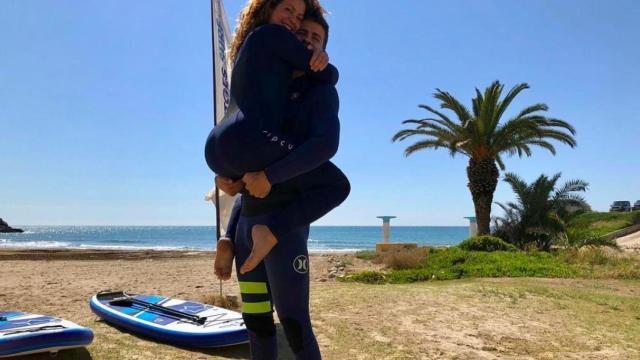 Shakira al aire libre y abrazada a su pareja Gerard Piqué, con quien pasa la cuarentena / INSTAGRAM