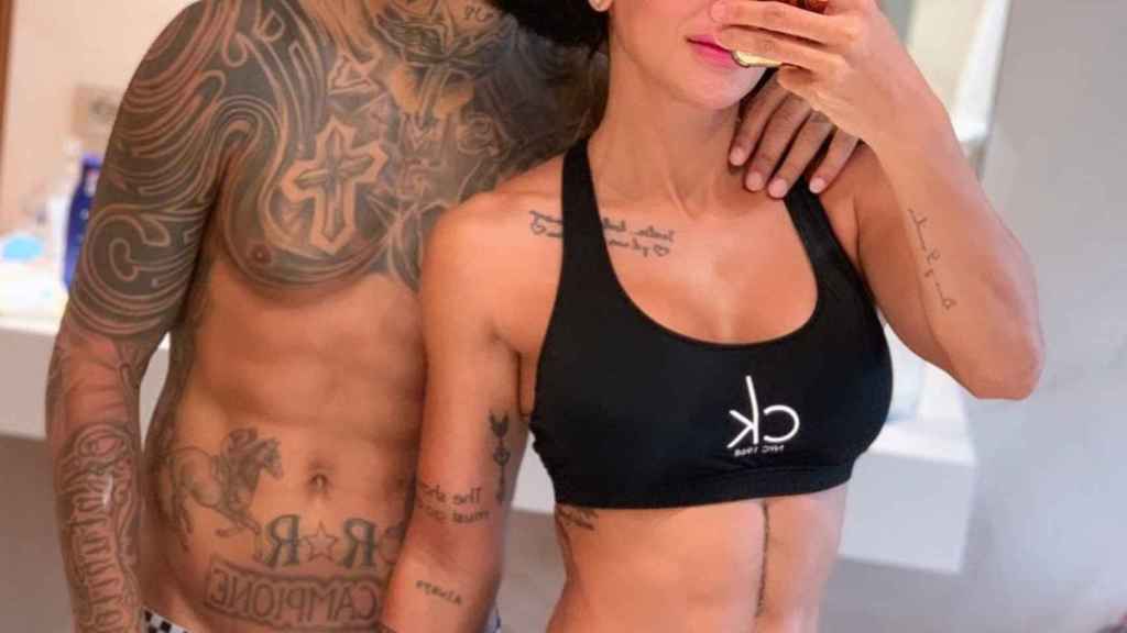 Sonia Isaza y Arturo Vidal, selfie en el espejo sin camiseta