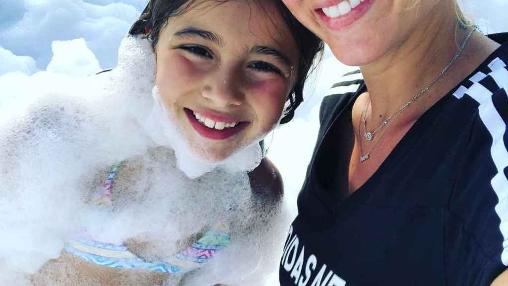 Sofía Balbi y Delfina dándose un baño de espuma en una piscina / INSTAGRAM