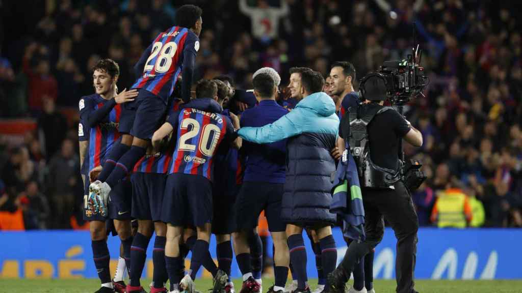 Los futbolistas del Barça celebran su victoria ante el Madrid / EFE