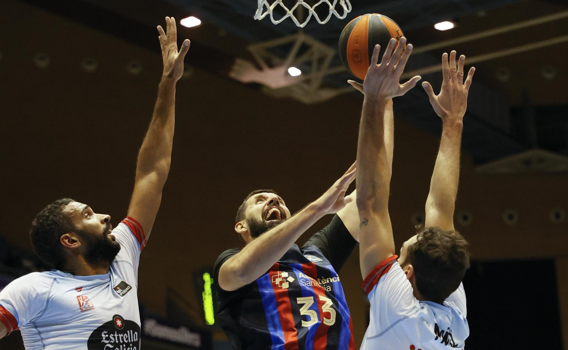 Mirotic intenta un lanzamiento a canasta en la pista del Obradoiro