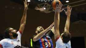 Mirotic intenta un lanzamiento a canasta en la pista del Obradoiro