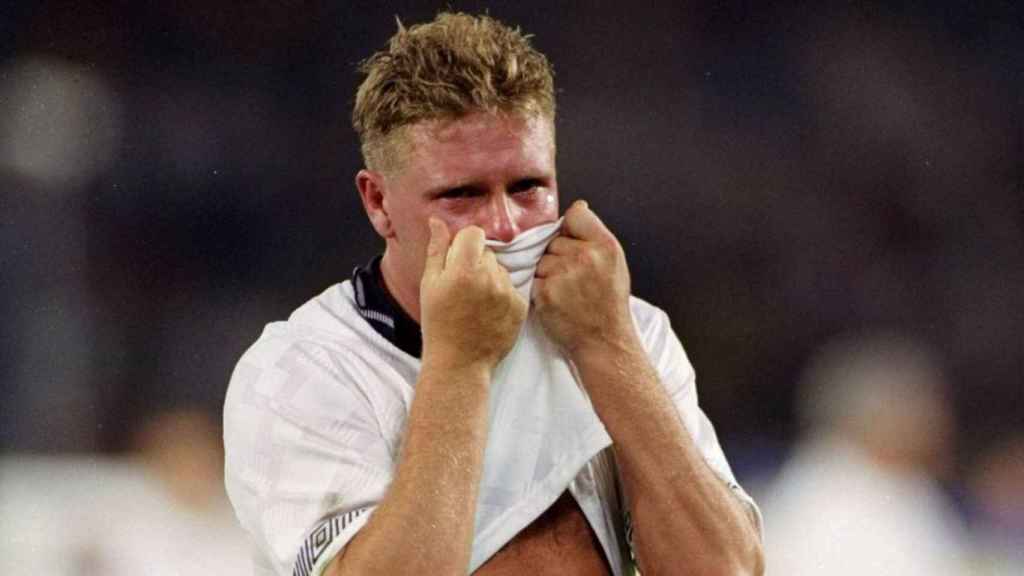 Gascoigne, llorando, tras la derrota de Inglaterra ante Alemania en 1990 : REDES