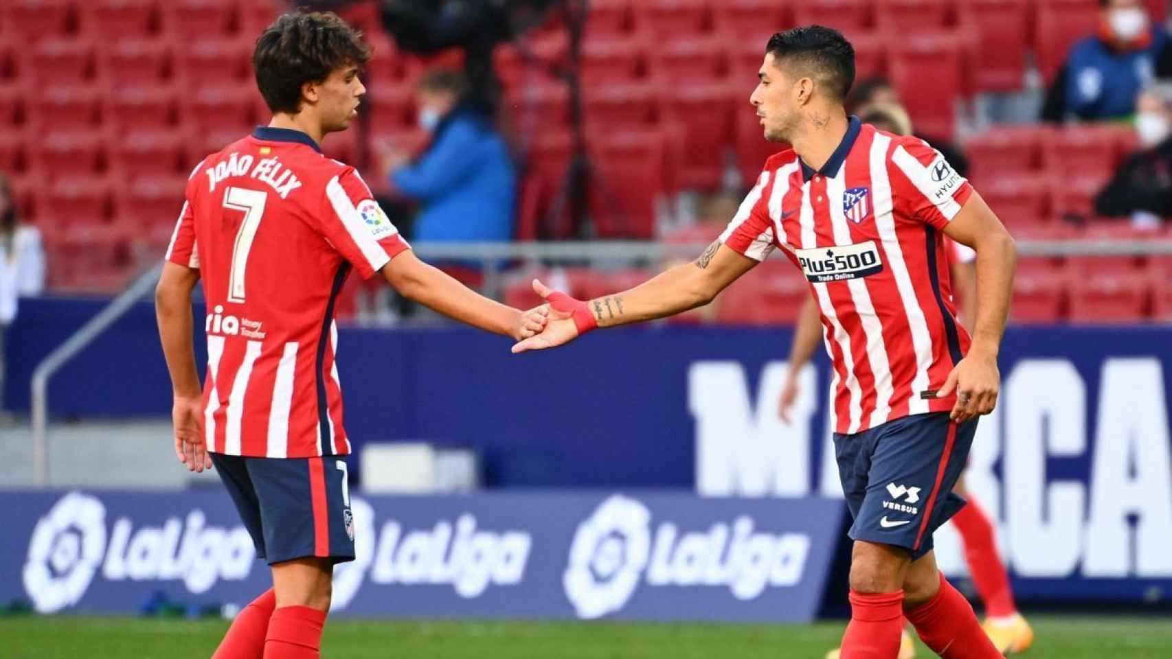 Joao Félix y Luis Suárez en un partido del Atlético de Madrid / EFE