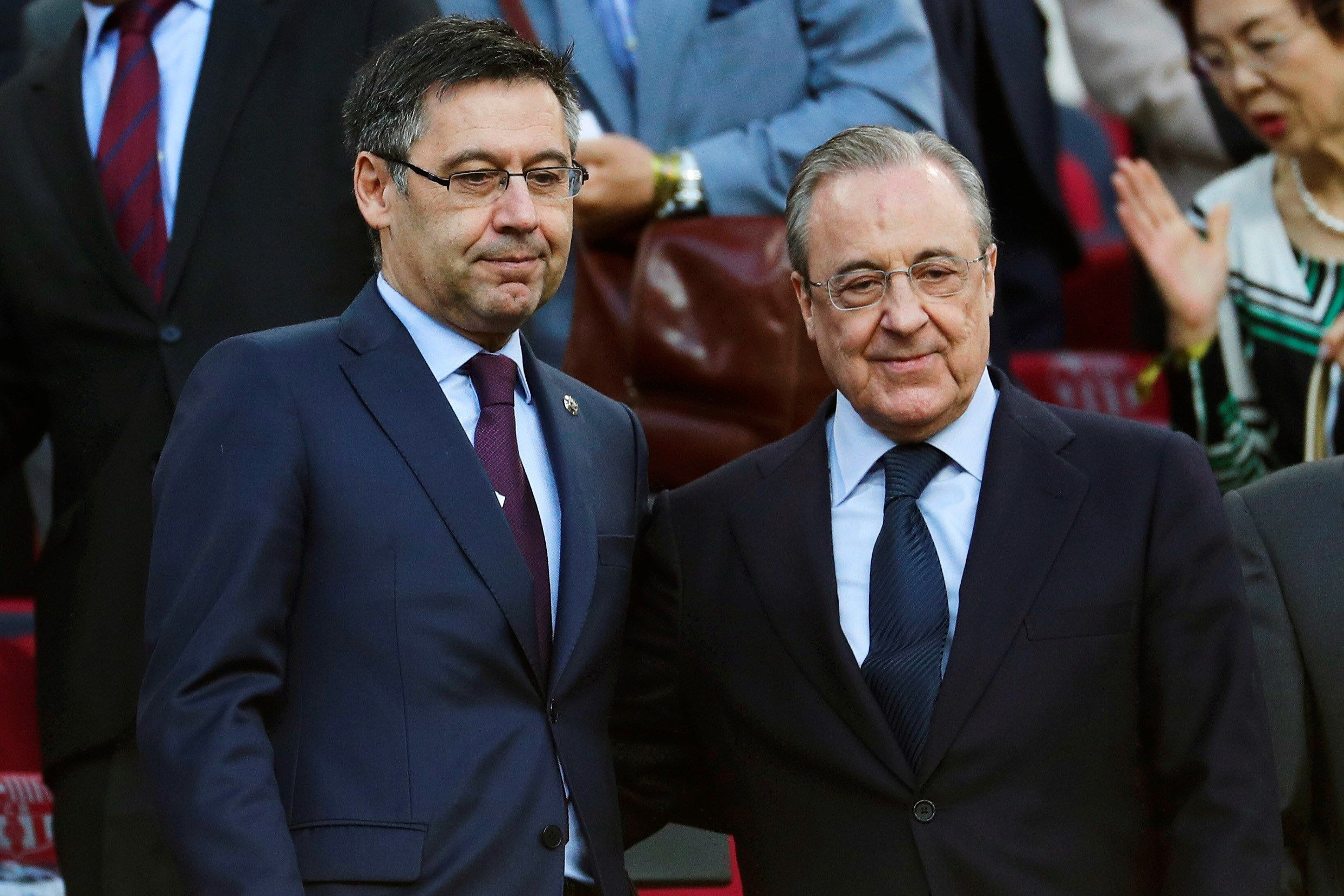 Josep Maria Bartomeu y Florentino Pérez en un partido entre Barça y Madrid / EFE