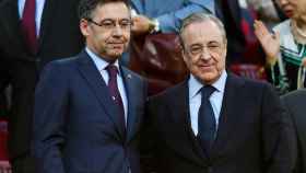 Josep Maria Bartomeu y Florentino Pérez en un partido entre Barça y Madrid / EFE