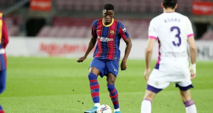 Ilaix Moriba en una acción ante Valladolid en el Camp Nou / FCB