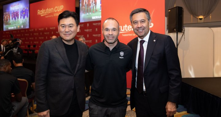 Hiroshi Mikitani, Andrés Iniesta y Josep Maria Bartomeu en la presentación de la Rakuten Cup / FC Barcelona