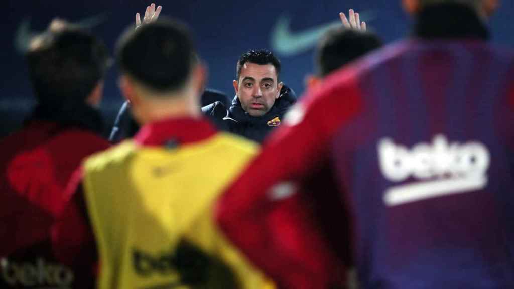 Xavi Hernández se dirige a sus futbolistas, en el entrenamiento del lunes / FCB