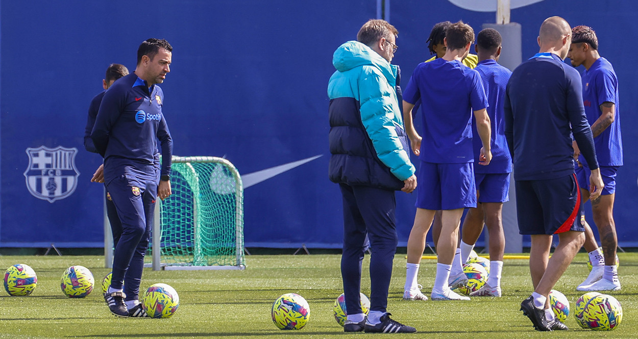 Xavi Hernández dirige uno de los entrenamientos del Barça en la Ciutat Esportiva / EFE