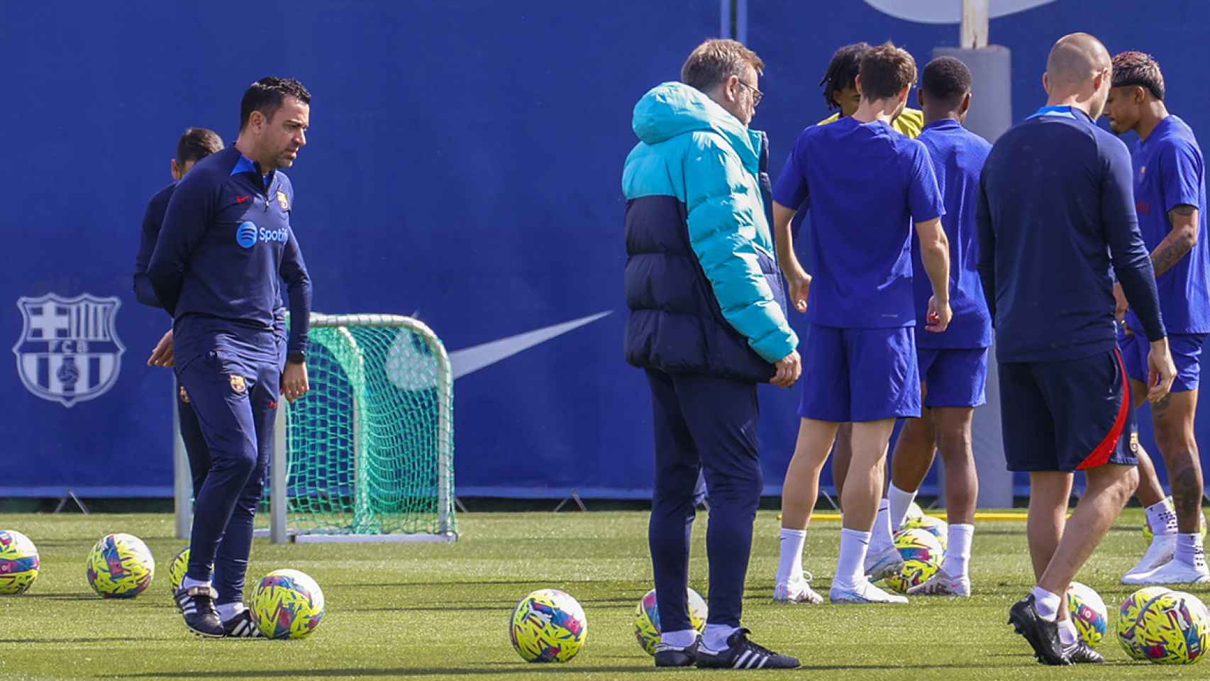 Xavi Hernández dirige uno de los entrenamientos del Barça en la Ciutat Esportiva / EFE