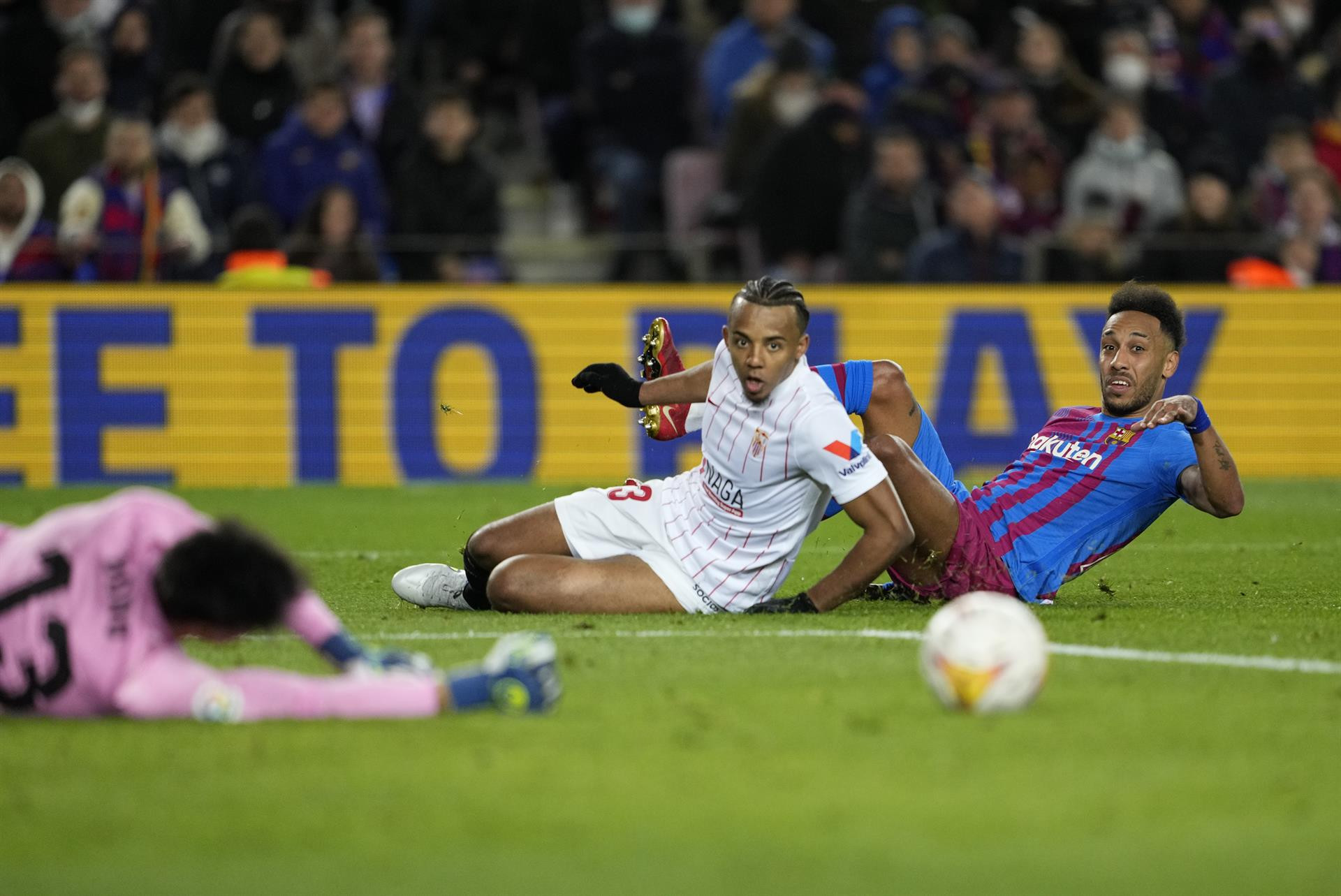 Jules Koundé defiende a Aubameyang en un Barça-Sevilla / EFE