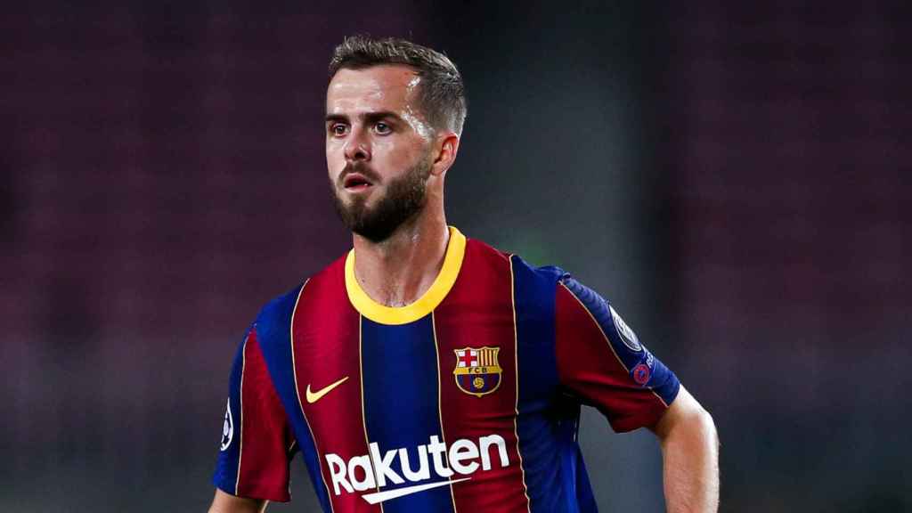 Pjanic, en un partido con el Barça /  EFE