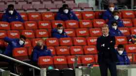 Koeman en la banda en el partido contra el Valladolid / EFE