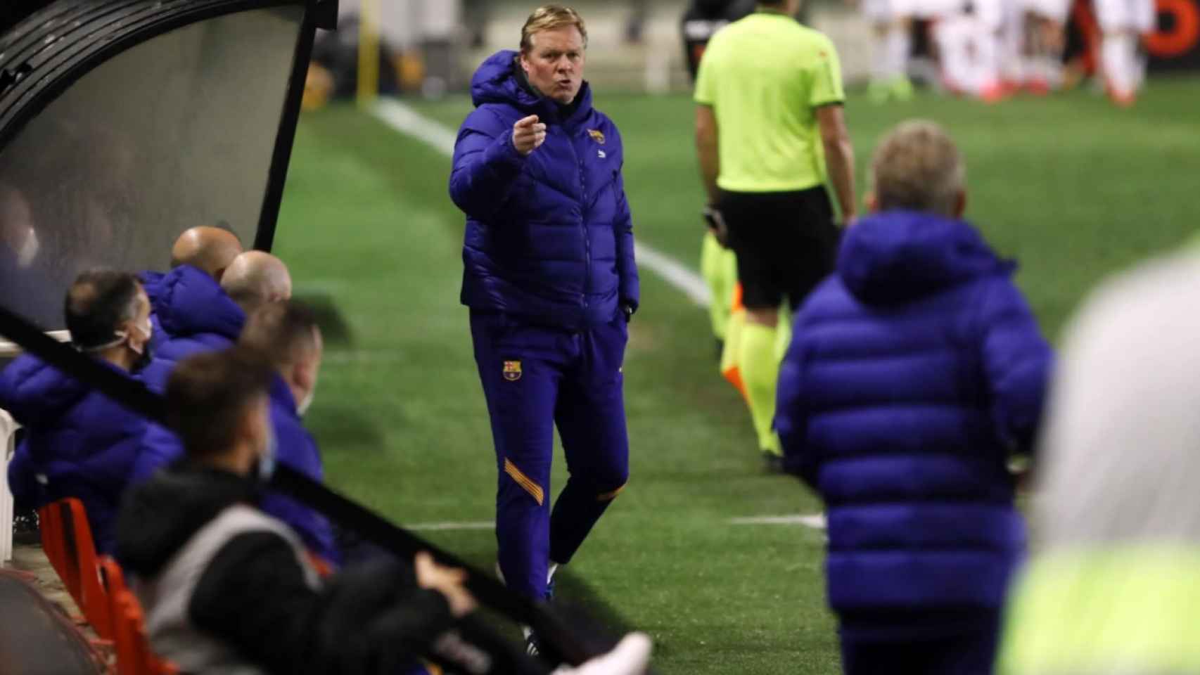 Koeman dirigiendo al Barça contra el Rayo Vallecano / FC Barcelona