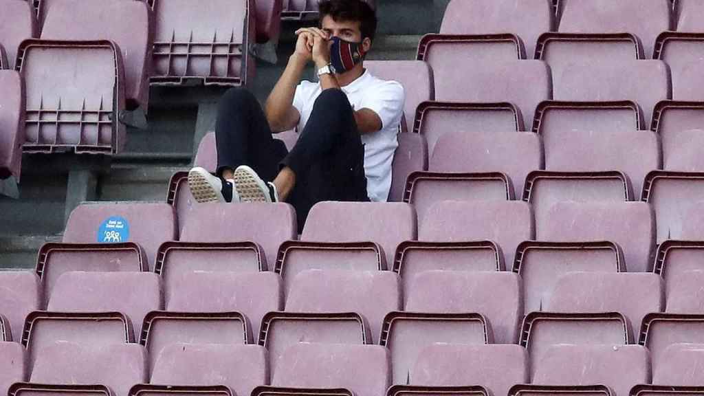 Riqui Puig, vestido de calle, en un partido del Barça de Ronald Koeman esta pasada temporada / EFE